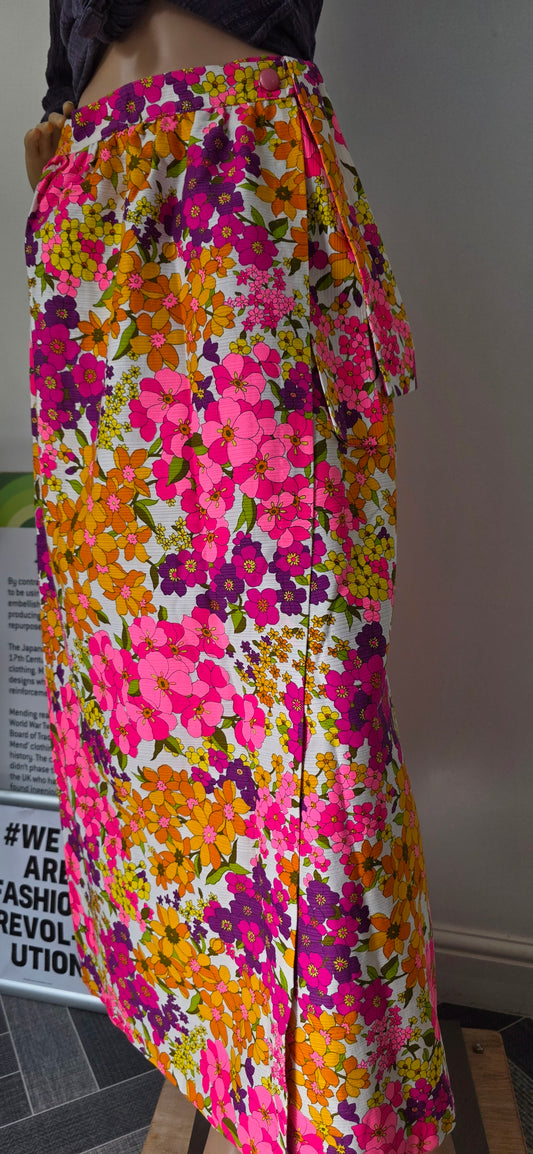 1970s Beverly Vogue Bold Pink Floral Wrap Skirt L