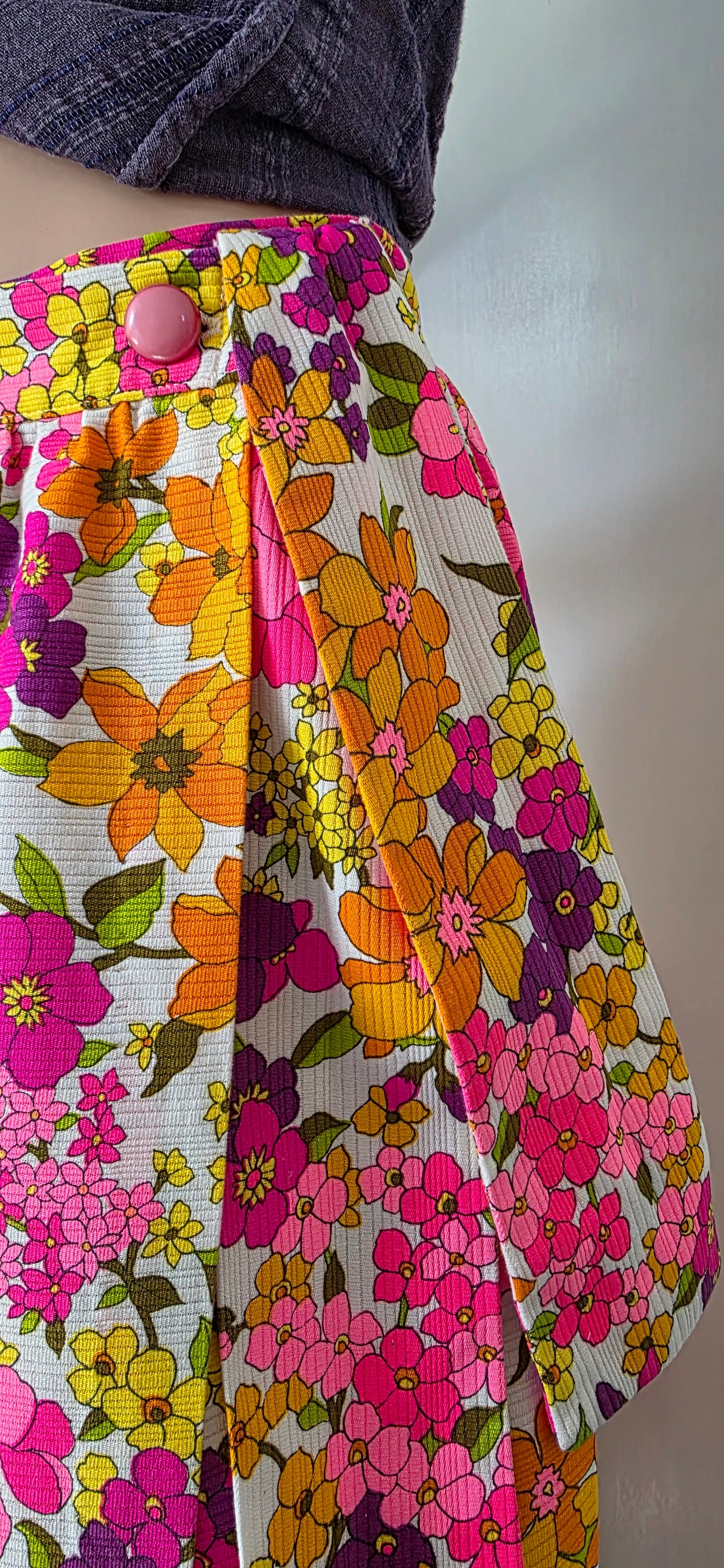 1970s Beverly Vogue Bold Pink Floral Wrap Skirt L