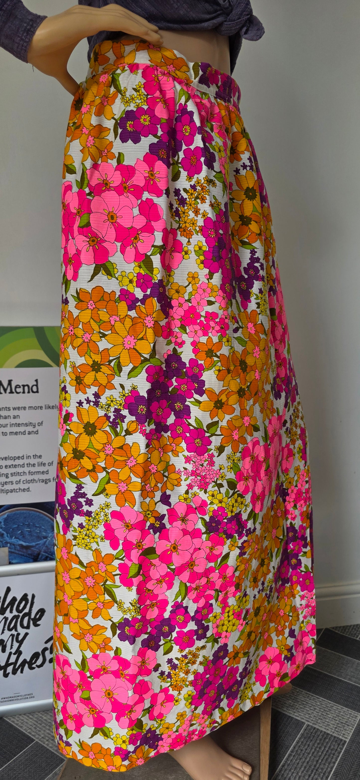 1970s Beverly Vogue Bold Pink Floral Wrap Skirt L