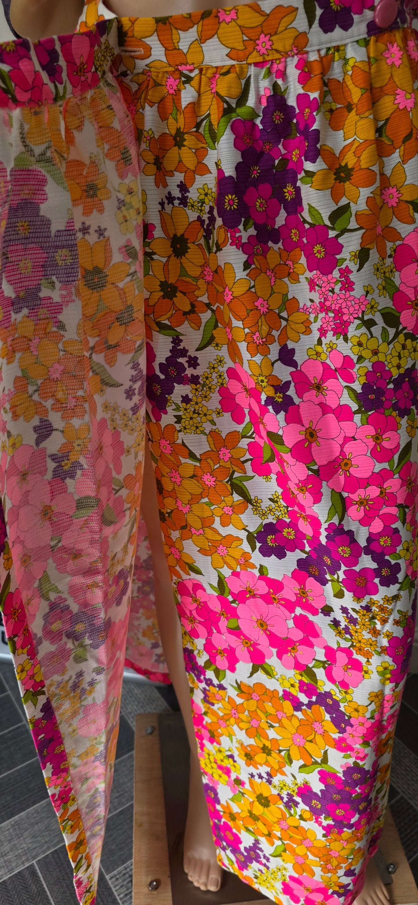 1970s Beverly Vogue Bold Pink Floral Wrap Skirt L