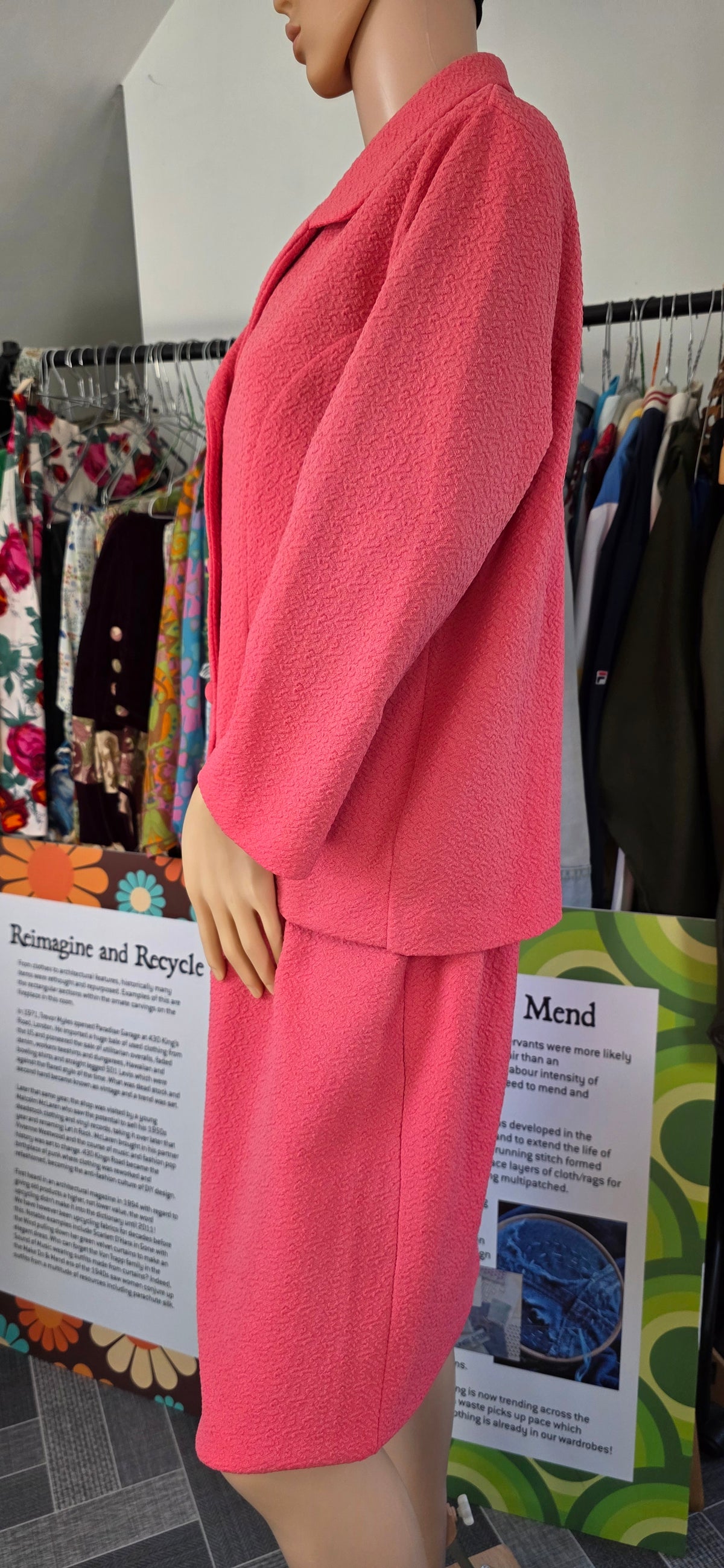 1960s Pink Crimplene Skirt Suit sz 18
