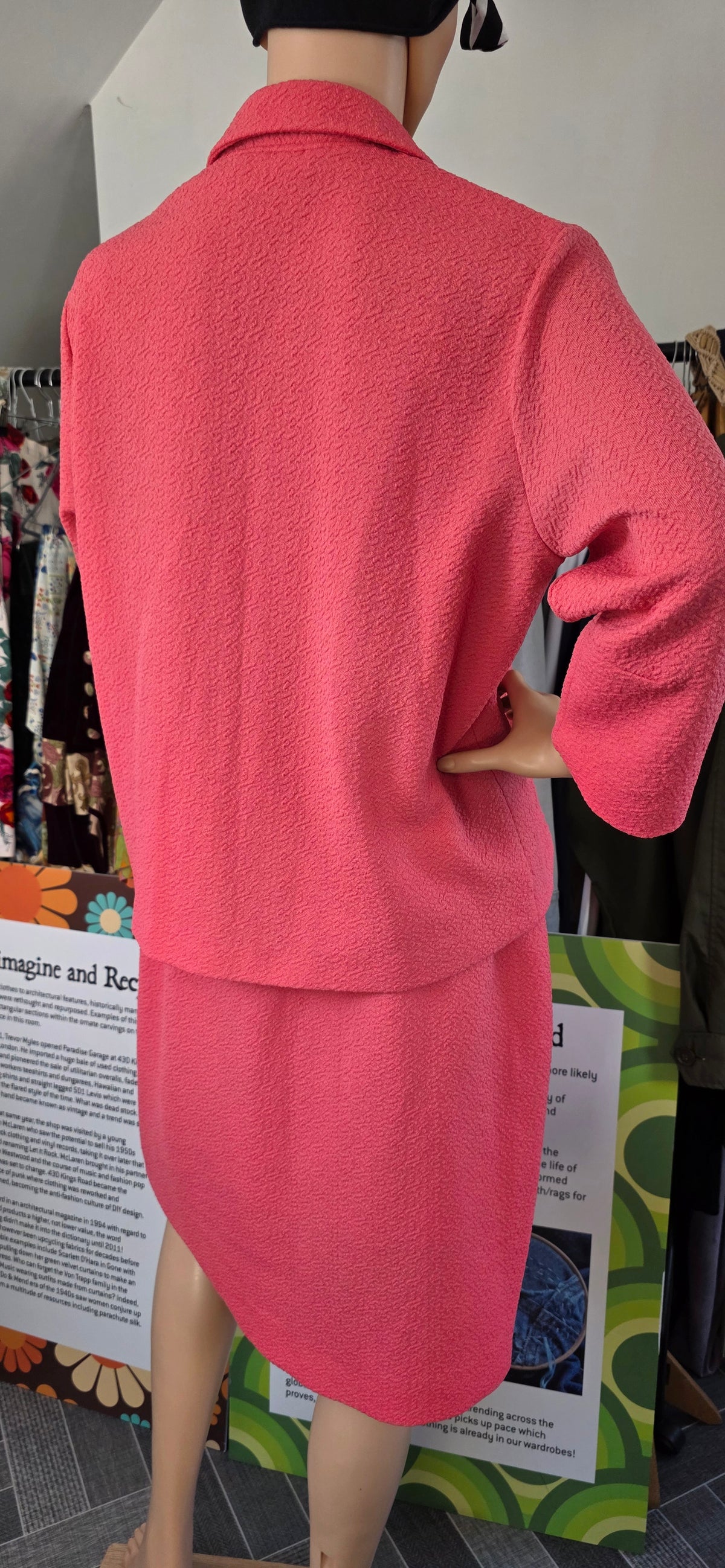 1960s Pink Crimplene Skirt Suit sz 18